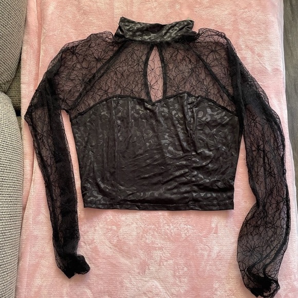 Lace Sleeve Top🖤 Faux Leopard Chest & Choker - Picture 2 of 5